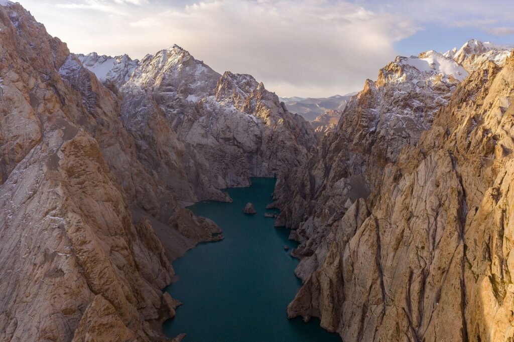 Kel-Suu: The Lake Behind the Rocks